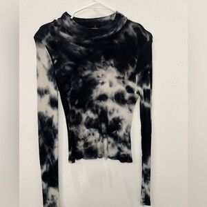 Gimmicks by BKE Black and White Fitted Crop Blouse